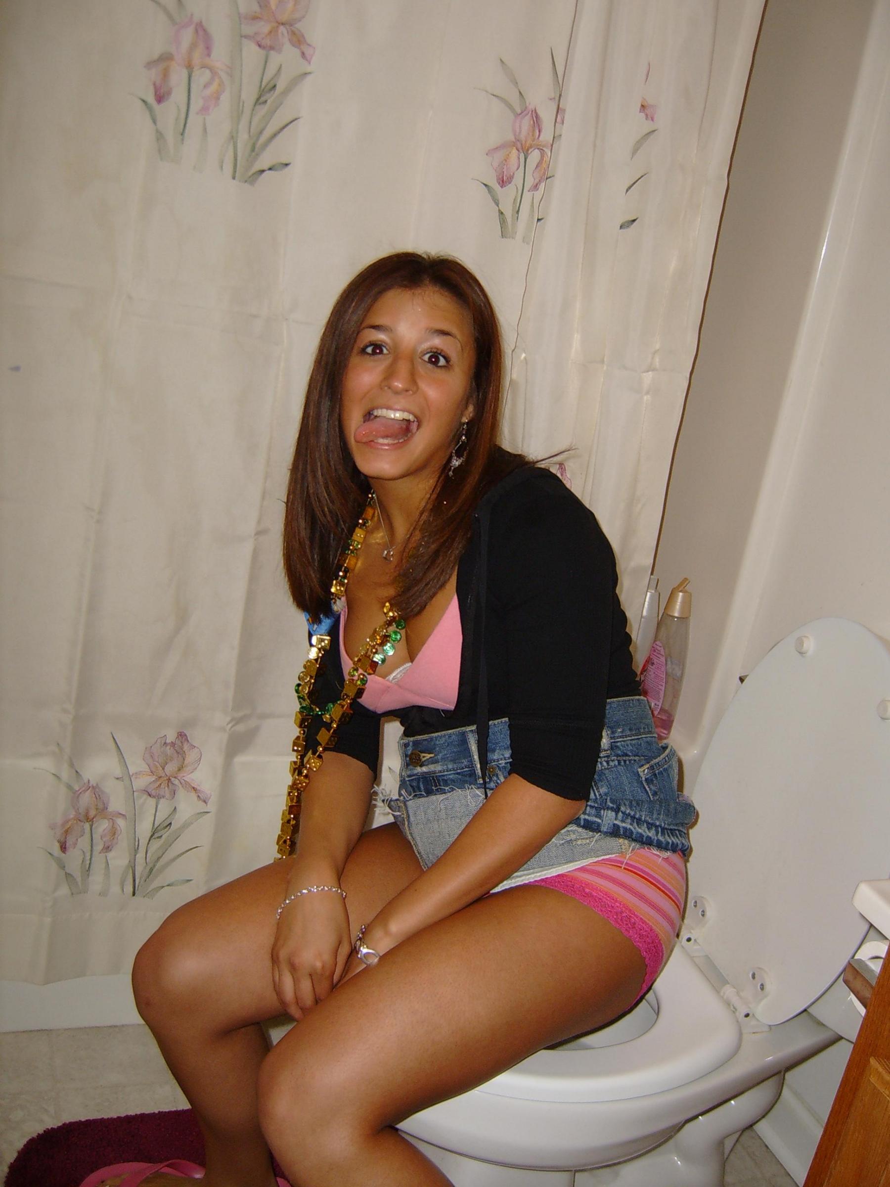 toilet peeing amateur 